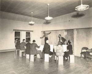 Charles White teaching life drawing at the South Side Community Center in Chicago, circa 1940. Holger Cahill papers photo, 1910-1993 (Smithsonian Institution Archives of American Art)